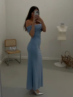 Aria off-shoulder kjole pastelblå