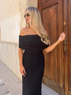 Aria off-shoulder kjole sort