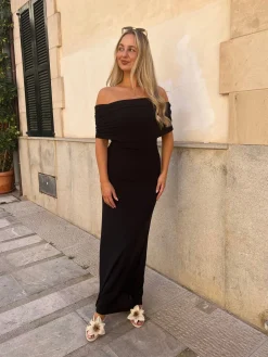 Aria off-shoulder kjole sort