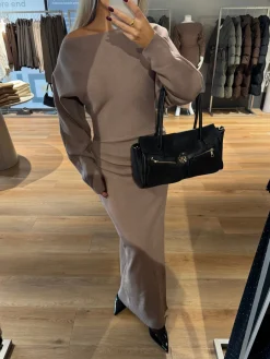 Jenny strikkjole lysebrun