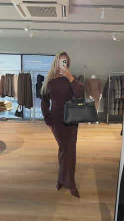 Jenny strikkjole mørkebrun