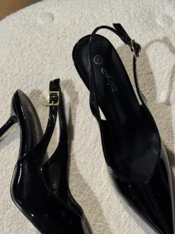 Karla stiletter sort