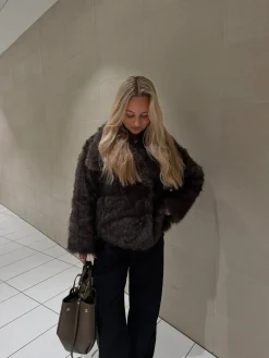 Thea faux fur jakke mørkebrun