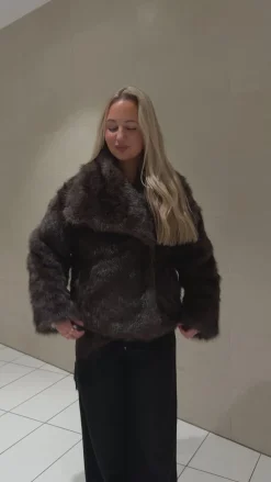 Thea faux fur jakke mørkebrun