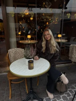 Thea faux fur jakke mørkebrun