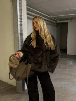 Thea faux fur jakke mørkebrun