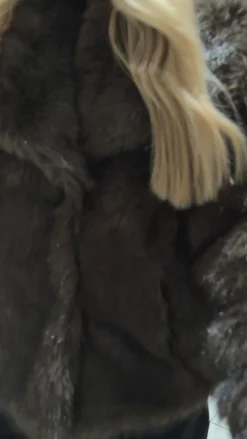 Thea faux fur jakke mørkebrun