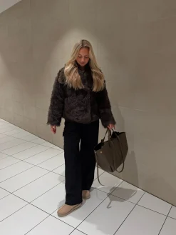 Thea faux fur jakke mørkebrun