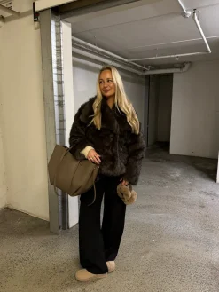 Thea faux fur jakke mørkebrun
