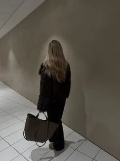 Thea faux fur jakke mørkebrun